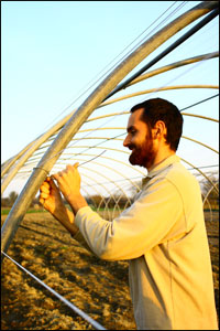 Nicolas donne un coup de main pour monter les tunnels.