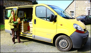 Pour que le camion jaune rempli de bonnes choses fasse halte chez vous, contactez nous!
