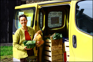 Pour que le camion jaune rempli de bonnes choses fasse halte chez vous, contactez nous!