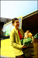 Pour que le camion jaune rempli de bonnes choses fasse halte chez vous, contactez nous!