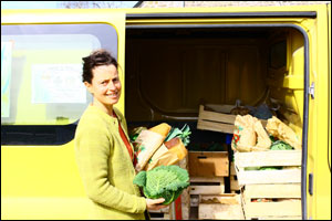 Pour que le camion jaune rempli de bonnes choses fasse halte chez vous, contactez nous!